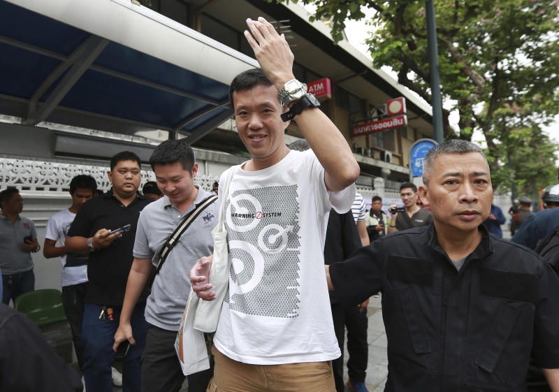 <p>ARCHIV - Der Aktivist Ekachai Hongkangwan zeigt am 11.01.2018 in Bangkok seine Uhren bei einer Demonstration wegen der Korruptions Unterstellungen gegen den stellvertretenden Ministerpräsidenten Prawit Wongsuwan. Die Vorliebe zu teueren Uhren bereiten dem 72-Jährigen Probleme. Wegen zwei Dutzend Luxus-Uhren, deren Herkunft er nicht richtig erklären kann, steckt inzwischen sogar die gesamte Militärregierung in Schwierigkeiten. (zu dpa-KORR.: "General Rolex - Thailands Militärjunta hat Probleme mit Nummer zwei" vom 20.01.2018) Foto: Sakchai Lalit/AP/dpa +++(c) dpa - Bildfunk+++</p>