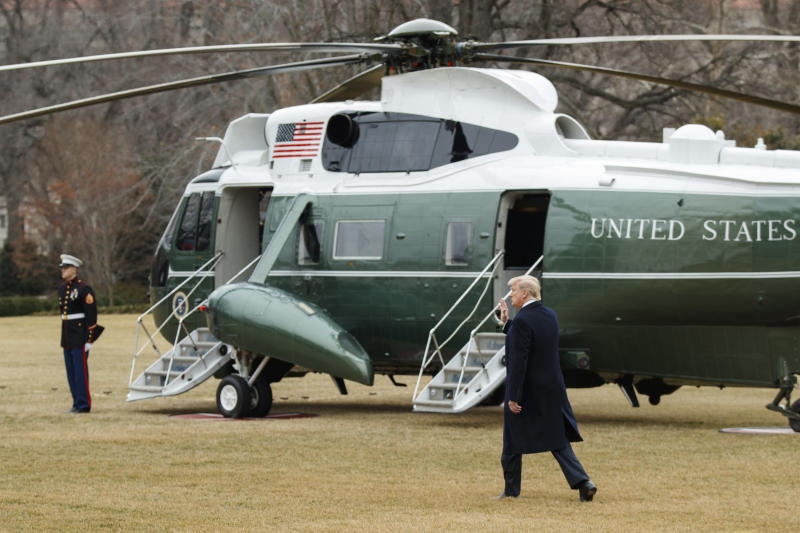 <p>01.02.2018, USA, Lewisburg: Donald Trump (M), Präsident der USA, flankiert von Paul Ryan (r), Sprecher des Repräsentantenhauses, und Mitch McConnell, republikanischer Mehrheitsführer im Senat, spricht während der jährlichen gesetzgeberischen</p>