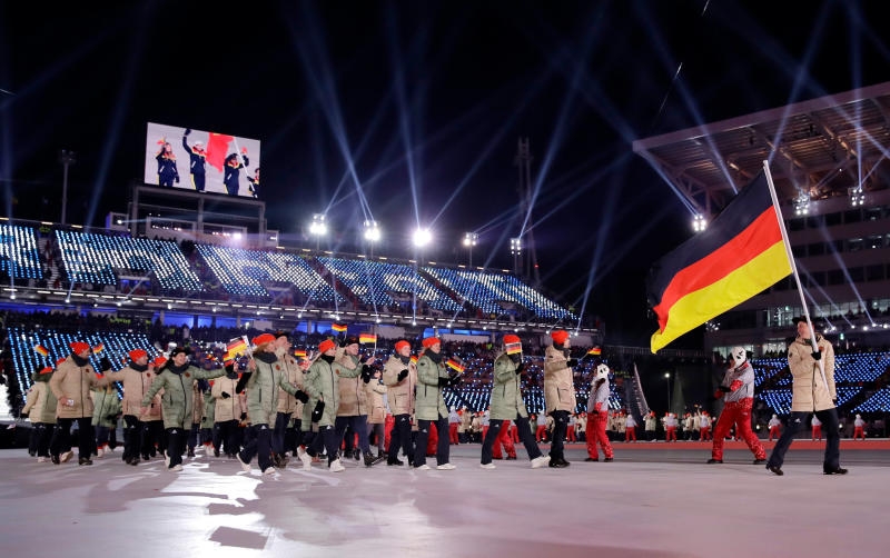 <p>09.02.2018, Südkorea, Pyeongchang: Olympia, Eröffnungsfeier, Olympiastadion: Das Deutsche Team mit Fahnenträger Eric Frenzel läuft bei der Eröffnungsfeier in das Olympiastadion. Foto: Michael Kappeler/dpa +++ dpa-Bildfunk +++</p>