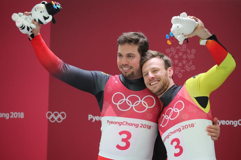 <p>14.02.2018, Südkorea, Pyeongchang: Olympia, Rodeln, Herren, Doppelsitzer, Alpensia Sliding-Zentrum: Tobias Wendl und Tobias Arlt (r) aus Deutschland freuen sich über ihren Sieg. Foto: Michael Kappeler/dpa +++ dpa-Bildfunk +++</p>