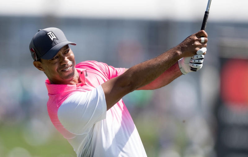 <p>24.02.2018, USA, Palm Beach Gardens: Golf, PGA-Turnier - Der Führende Luke List aus den USA schlägt den Ball am achten Loch aus dem Bunker. Foto: Allen Eyestone/Palm Beach Post via ZUMA Wire/dpa +++ dpa-Bildfunk +++</p>