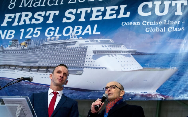 <p>13.02.2015, Mecklenburg-Vorpommern, Wismar: Der frühere Ministerpräsident von Mecklenburg-Vorpommern, Erwin Sellering (SPD), spricht in der MV-Werft beim ersten symbolischen Zuschnitt einer Stahlplatte für das künftigen Global-Kreuzfahrtschiff, links Werft-Sprecher Stefan Sprunk. Für das rund eine Milliarde Euro teure, 340 Meter lange, 46 Meter breite und 20 Decks hohe Schiff wird offizieller Baustart gefeiert. (zu «Bau von riesigem Kreuzfahrtschiff in Wismar begonnen» vom 08.03.2018) Foto: Jens Büttner/dpa +++ dpa-Bildfunk +++</p>