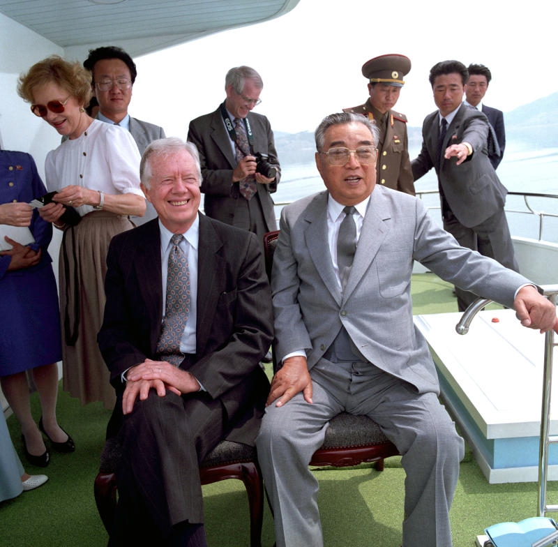 <p>ARCHIV - HANDOUT - 17.06.1994, Nordkorea: Der damalige US Präsident Jimmy Carter (l) und der damalige nordkoreanische Präsident Kim Il Sung sitzen bei einer Schiffsfahrt nebeneinander. US-Präsident Trump geht weiter von einem Treffen mit Nordkoreas Diktator Kim bis Ende Mai aus. Foto: Uncredited/KCNA via KNS/dpa - ACHTUNG: Nur zur redaktionellen Verwendung im Zusammenhang mit der aktuellen Berichterstattung und nur mit vollständiger Nennung des vorstehenden Credits +++ dpa-Bildfunk +++</p>