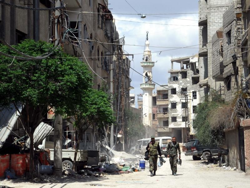 <p>10.04.2018, Syrien, Zamalka: Syrische Soldaten patrouillieren durch die Straßen des Ortes in Ost-Ghuta. Nach dem mutmaßlichen Giftgasangriff hat sich die Krise um den Bürgerkrieg in Syrien dramatisch zugespitzt. Foto: Ammar Safarjalani/XinHua/dpa +++ dpa-Bildfunk +++</p>