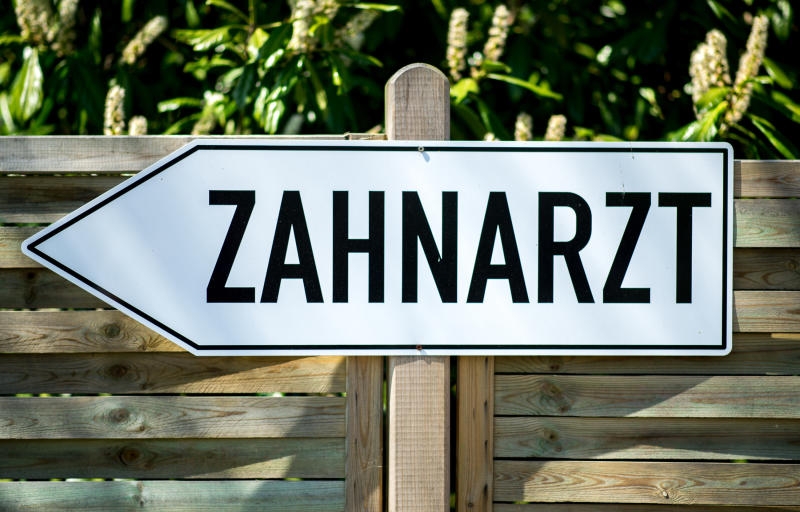 <p>ARCHIV - 11.05.2017, Niedersachsen, Sülze: Ein an einem Zaun befestigtes Schild mit der Aufschrift «Zahnarzt» weist auf einen in der Ortschaft befindlichen Zahnmediziner hin. (zu dpa «Frauen gehen häufiger zum Zahnarzt als Männer» vom 19.04.2018) Foto: Hauke-Christian Dittrich/dpa +++ dpa-Bildfunk +++</p>