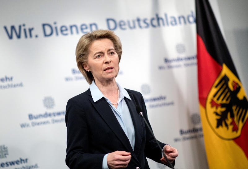 <p>Ursula von der Leyen (CDU), Verteidigungsministerin, spricht in einem </p>