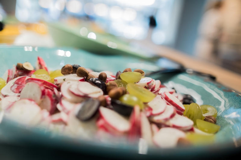 <p>Düsseldorf: Ein Teller mit Salat steht in einer Filiale des Edeka-Händlers Zurheide. Foto: Rolf Vennenbernd</p>