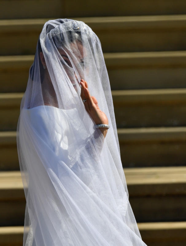 <p>Meghan Markle winkt auf den Stufen der St.-Georgs-Kapelle bei ihrer Ankunft zur Trauung. Prinz Harry of Wales heiratet Meghan Markle. </p>
