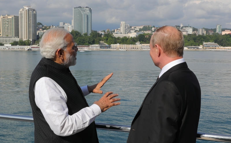 <p>Russland, Sotschi: Narendra Modi (l), Premierminister von Indien, und Wladimir </p>