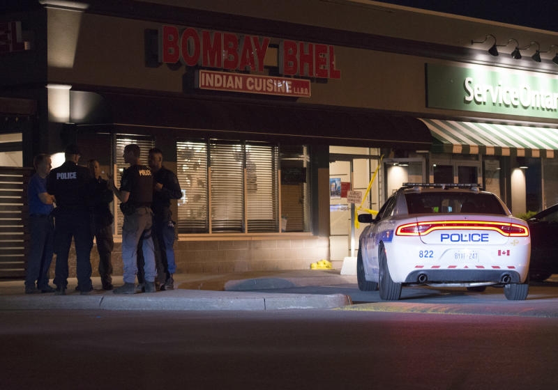 <p>25.05.2018, Kanada, Mississauga: Polizisten stehen nach einer Explosion vor einem indischen Restaurant. Eine Explosion in einem indischen Restaurant im Osten Kanadas hat mindestens 15 Menschen verletzt. Foto: Doug Ives/The Canadian Press/AP/dpa +++ dpa-Bildfunk +++</p>