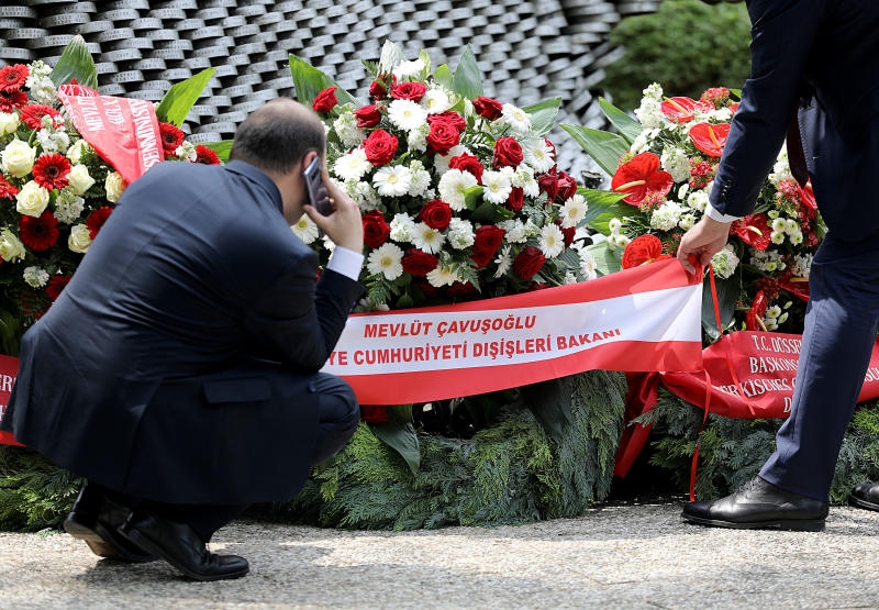 <p>29.05.2018, Nordrhein-Westfalen, Düsseldorf: Bundeskanzlerin Angela Merkel (CDU, l) steht in der Staatskanzlei neben Mevlüde Genc, der Mutter, Großmutter und Tante der Opfer und ihrem Mann Durmus. 25 Jahre nach dem rassistischen Brandanschlag von Solingen wird an diesem Dienstag mit zwei zentralen Veranstaltungen der Opfer gedacht. In der Nacht des 29. Mai 1993 hatten vier rechtsradikale Männer das Haus der türkischstämmigen Familie Genc in Nordrhein-Westfalen angezündet. Fünf Frauen und Mädchen starben. Foto: Rolf Vennenbernd/dpa +++ dpa-Bildfunk +++</p>