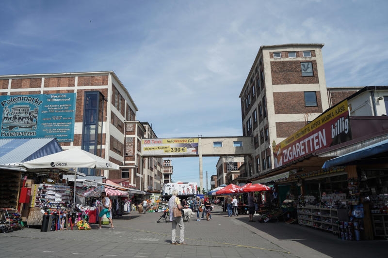 <p>23.05.2018, Polen, Hohenwutzen: Blick auf die Stände auf dem Polenmarkt. Von Berlin-Marzahn fährt drei Mal täglich ein Bus zum Schnäppchenmarkt an die deutsch-polnische Grenze. (zu dpa-KORR "Für fünf Euro nach Polen" vom 05.06.2018) Foto: Jörg Carstensen/dpa +++ dpa-Bildfunk +++</p>