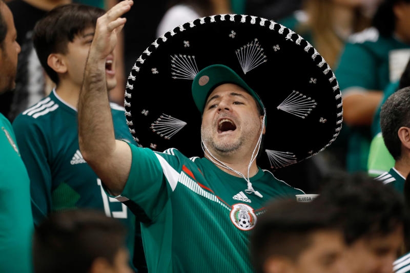 <p>ARCHIV - 02.06.2018, Mexiko, Mexiko-Stadt: Fußball: Länderspiele, Mexiko - Schottland: Ein mexikanischer Fan feuert seine Mannschaft an. Mexikaner begehen jedes Spiel ihrer El Tri mit großer Begeisterung und Freude, auch wenn ihrer Meinung nach die Erfolgsaussicht der Selección bei der WM eher mau ist. Das gilt auch für die Partie gegen Deutschland - dem großen Angstgegner. (zu dpa-KORR.: "Mexikos Fußball-Fans begegnen «Alptraum» Deutschland mit guter Laune" vom 14.06.2018) Foto: Eduardo Verdugo/AP/dpa +++ dpa-Bildfunk +++</p>