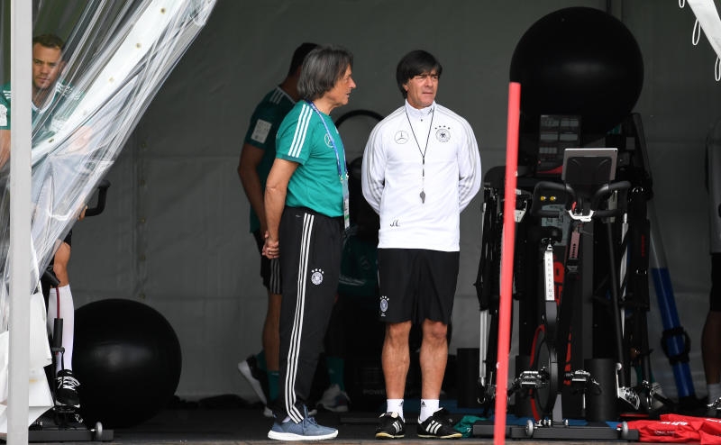 <p>14.06.2018, Russland, Watutinki: Fußball, WM, Nationalmannschaft, Deutschland, Teamquartier. Bundestrainer Joachim Löw und DFB-Arzt Hans-Wilhelm Müller-Wohlfahrt (l) schauen beim Training zu. Foto: Ina Fassbender/dpa +++ dpa-Bildfunk +++</p>