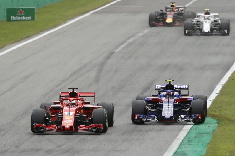 <p>ARCHIV - 30.08.2018, Italien, Monza: Formel 1: Vor der Pressekonferenz des Weltverbands zum Grand Prix von Italien: Der Deutsche Sebastian Vettel (r) vom Team Scuderia Ferrari und der Finne Kimi Räikkönen vom Team Scuderia Ferrari kommen im Fahrerlager, auf der Rennstrecke von Monza, an. Räikkönen ist nur noch bis zum Saisonende Formel-1-Teamkollege von Vettel bei Ferrari. Das teilte der italienische Rennstall am Dienstag (11.09.2018) mit. Foto: Luca Bruno/AP/dpa +++ dpa-Bildfunk +++</p>