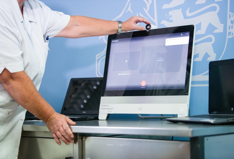 <p>03.09.2018, Baden-Württemberg, Stuttgart: Eine Krankenschwester aktiviert während der Vorstellung des Modellprojekts "Telemedizin im Justizvollzug" die Kamera eines Computerterminals, das zu dem Projekt gehört. Bei dem Projekt berät ein online zugeschalteter Arzt den JVA-Insassen. Dieser wird von einer Pflegekraft vor Ort unterstützt. Bei Bedarf kann auch noch ein Dolmetscher konsultiert werden. (zu dpa "Wolf sieht in Telemedizin hinter Gittern großes Potenzial" vom 03.09.2018) Foto: Sebastian Gollnow/dpa +++ dpa-Bildfunk +++</p>