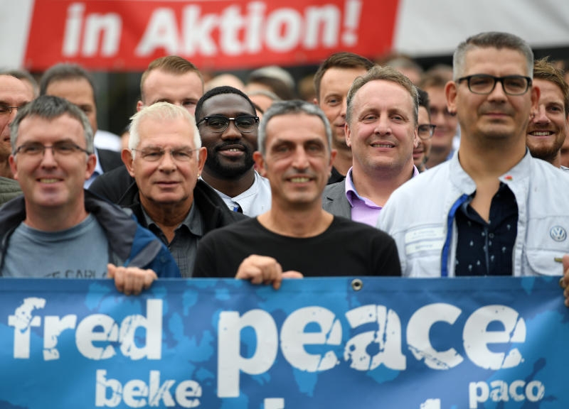 <p>Chemnitz: Vor dem Motorenwerk von Volkswagen in Chemnitz hat sich die Belegschaft mit Plakaten für Frieden und gegen Diskriminierung positioniert.</p>