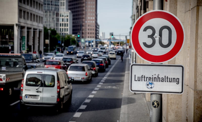 <p>Fahrzeuge rollen über die Leipziger Straße, auf der aus Umweltschutzgründen eine Geschwindigkeitsbegrenzung auf 30 Kilometer pro Stunde gilt. </p>