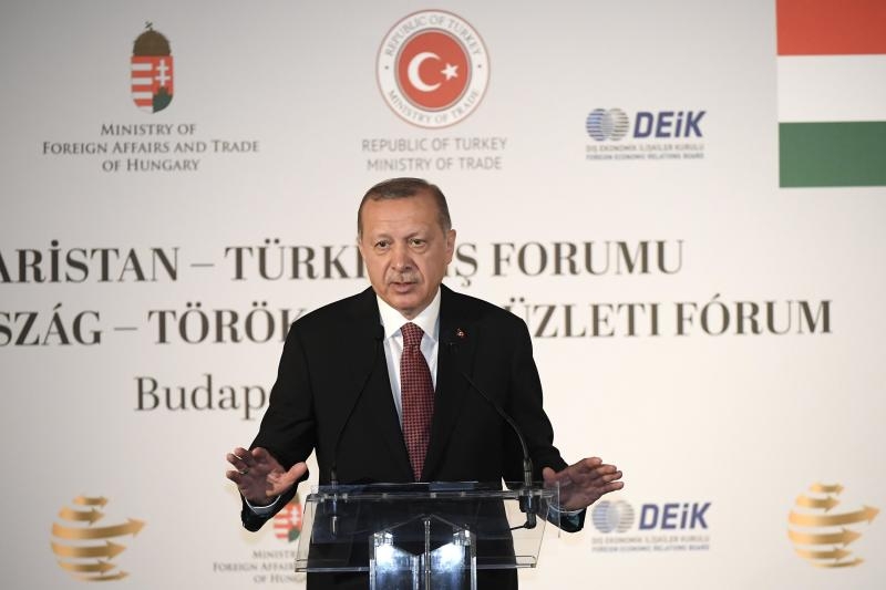 <p> Recep Tayyip Erdogan, Staatspräsident der Türkei, spricht am zweiten Tag seines zweitägigen offiziellen Besuchs in Ungarn vor dem ungarisch-türkischen Wirtschaftsforum, das vom Nationalen Handelshaus Ungarns in einem Budapester Hotel organisiert wird.</p>