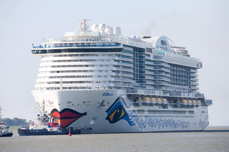 <p>Ein Blick auf das Kreuzfahrtschiff "AIDAnova" bei der Überführung auf der Ems.</p>
