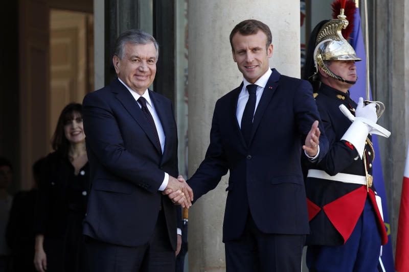 <p>Paris: Emmanuel Macron and Shavkat Mirziyoyev, Präsident von Usbekistan</p>