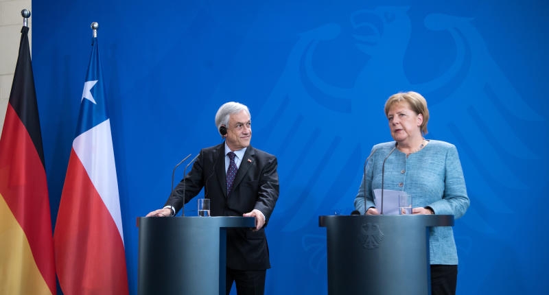 <p>10.10.2018, Berlin: Bundeskanzlerin Angela Merkel (r, CDU) und Sebastián Pinera, Präsident von Chile, äußern sich bei einer Pressekonferenz nach ihrem Gespräch im Bundeskanzleramt. Foto: Bernd von Jutrczenka/dpa </p>