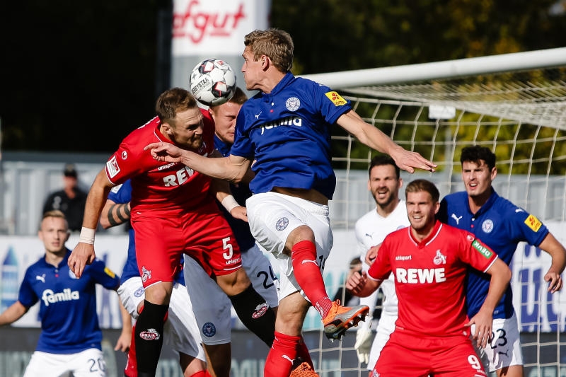 <p>17.10.2018, Schleswig-Holstein, Kiel: Fußball: 2. Bundesliga, 10. Spieltag: Holstein Kiel - 1. FC Köln im Holstein-Stadion. Der Kölner Trainer Markus Anfang gestikuliert. Foto: Frank Molter/dpa - WICHTIGER HINWEIS: Gemäß den Vorgaben der DFL Deutsche Fußball Liga bzw. des DFB Deutscher Fußball-Bund ist es untersagt, in dem Stadion und/oder vom Spiel angefertigte Fotoaufnahmen in Form von Sequenzbildern und/oder videoähnlichen Fotostrecken zu verwerten bzw. verwerten zu lassen. +++ dpa-Bildfunk +++</p>