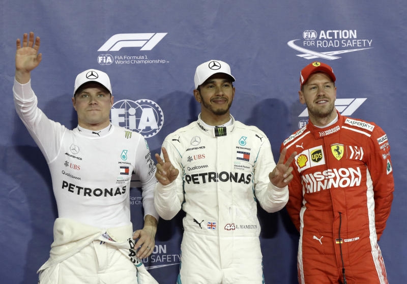 <p>25.11.2018, Vereinigte Arabische Emirate, Abu Dhabi: Ferrari-Fahrer Sebastian Vettel aus Deutschland feiert seinen zweiten Platz auf dem Podium nach dem Formel-1-Grand-Prix der Emirate auf der Yas Marina-Rennstrecke. Foto: Luca Bruno/AP/dpa +++ dpa-Bildfunk +++</p>