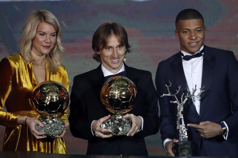 <p>Fußballspieler bei Real Madrid, Ada Hegerberg, Fußballspielerin bei Olympique Lyonnais und Kylian Mbappe (r)</p>