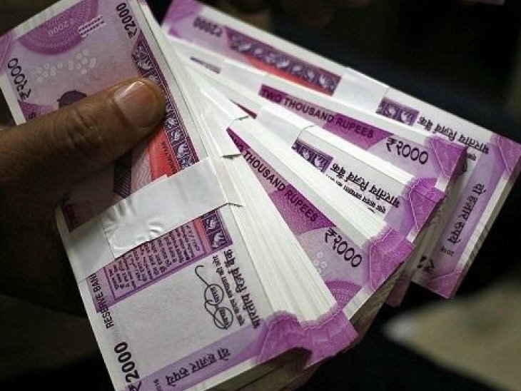 <p>सरकार ने 2000 के नोटों की छपाई रोकने के संकेत दिए, कहा- अभी सर्कुलेशन में पर्याप्त नोट</p>