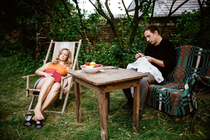 <p>Anne Kanis als Evelyn und Florian Teichtmeister als Adam in dem Film "Adam und Evelyn", der am Donnerstag (10.01.2019) in die Kinos kommt. Eine schwierige Liebesgeschichte aus dem Jahr 1989. Adam ist Fotograf in der DDR-Provinz. Nach einem Streit verlaesst ihn seine Freundin Evelyn mit einer Freundin und einem Westler in Richtung Ungarn. Adam reist in seinem Wartburg 311, Baujahr 1961, dem Mercedes des Ostens, hinterher. (Siehe epd-Filmkritik vom 08.01.2019) ACHTUNG: VEROEFFENTLICHUNG DES FOTOS NUR IM ZUSAMMENHANG MIT BERICHTERSTATTUNG UEBER DEN FILM BIS SECHS WOCHEN NACH START DES FILMS GESTATTET!</p>