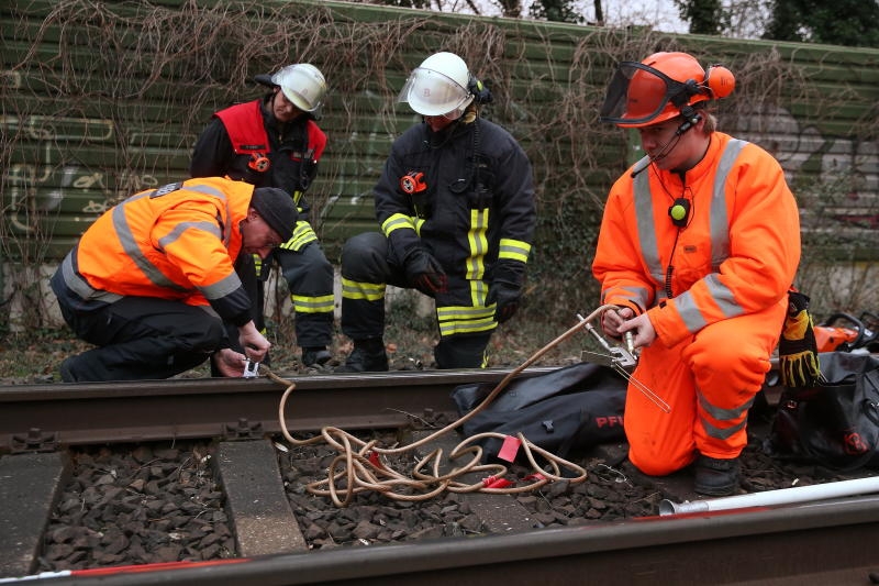<p>Feuerwehrleute und Notfallmanager der Deutschen Bahn</p>