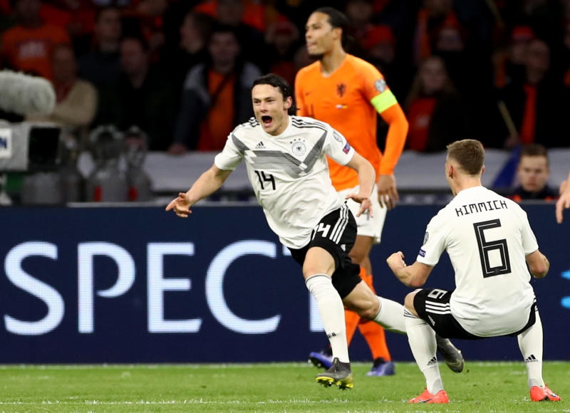 <p>24.03.2019, Niederlande, Amsterdam: Fußball: EM-Qualifikation, Niederlande - Deutschland, Gruppenphase, Gruppe C, 2. Spieltag in der Johan Cruijff ArenA. Nico Schulz (l) aus Deutschland jubelt über das Tor zum 2:3 mit seinem Teamkollegen Joshua Kimmich (r). WICHTIGER HINWEIS: Gemäß den Vorgaben der DFL Deutsche Fußball Liga bzw. des DFB Deutscher Fußball-Bund ist es untersagt, in dem Stadion und/oder vom Spiel angefertigte Fotoaufnahmen in Form von Sequenzbildern und/oder videoähnlichen Fotostrecken zu verwerten bzw. verwerten zu lassen. Foto: Christian Charisius/dpa +++ dpa-Bildfunk +++</p>