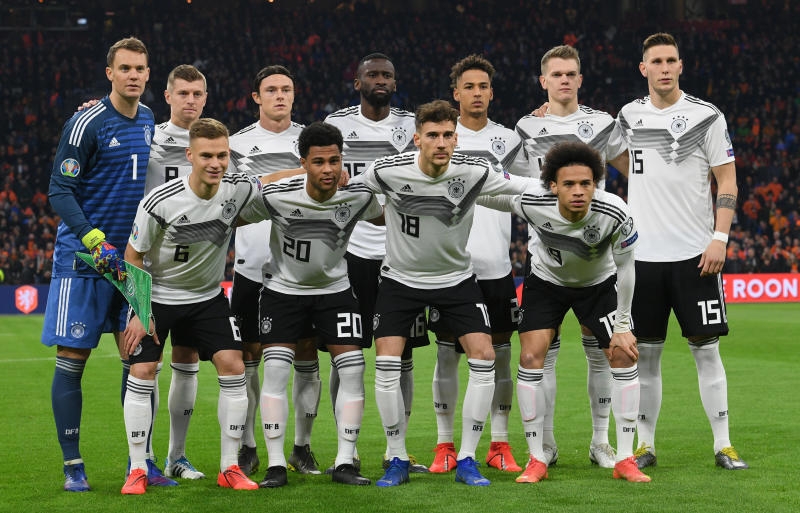 <p>24.03.2019, Niederlande, Amsterdam: Fußball: EM-Qualifikation, Niederlande - Deutschland, Gruppenphase, Gruppe C, 2. Spieltag in der Johan Cruijff ArenA. (hinten l-r:) Torwart Manuel Neuer, Toni Kroos, Nico Schulz, Antonio Rüdiger, Thilo Kehrer, Matthias Ginter, Niklas Süle - (vorne l-r:) Joshua Kimmich, Serge Gnabry, Leon Goretzka, Leroy Sane, aus Deutschland stehen für das Mannschaftsfoto zusammen. WICHTIGER HINWEIS: Gemäß den Vorgaben der DFL Deutsche Fußball Liga bzw. des DFB Deutscher Fußball-Bund ist es untersagt, in dem Stadion und/oder vom Spiel angefertigte Fotoaufnahmen in Form von Sequenzbildern und/oder videoähnlichen Fotostrecken zu verwerten bzw. verwerten zu lassen. Foto: Federico Gambarini/dpa +++ dpa-Bildfunk +++</p>