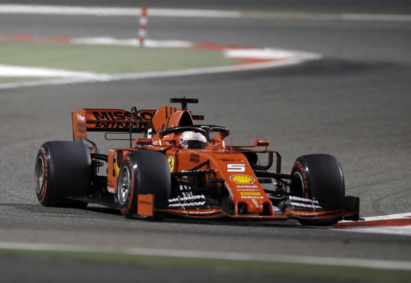 <p>31.03.2019, Bahrain, Sakhir: Motorsport: Formel-1-Weltmeisterschaft in Bahrain: Sebastian Vettel aus Deutschland vom Team Scuderia Ferrari steuert in die Boxengasse, nachdem er seinen Frontflügel verloren hat. Foto: Andrej Isakovic/AFP POOL/AP/dpa +++ dpa-Bildfunk +++</p>