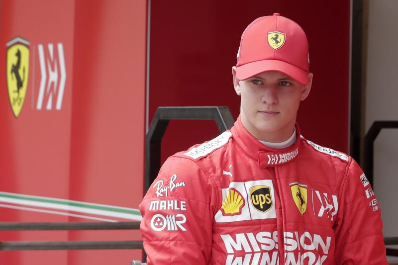 <p>02.04.2019, Bahrain: Mick Schumacher, Rennfahrer aus Deutschland, fährt auf der Strecke bei seiner ersten Testfahrt im Formel-1-Ferrari. Mick ist der Sohn von Michael Schumacher, der noch immer erfolgreichste Pilot in der Geschichte der Formel 1, der sich nach einem schweren Ski-Unfall aus der Öffentlichkeit zurückgezogen hat. Foto: Hassan Ammar/AP/dpa +++ dpa-Bildfunk +++</p>