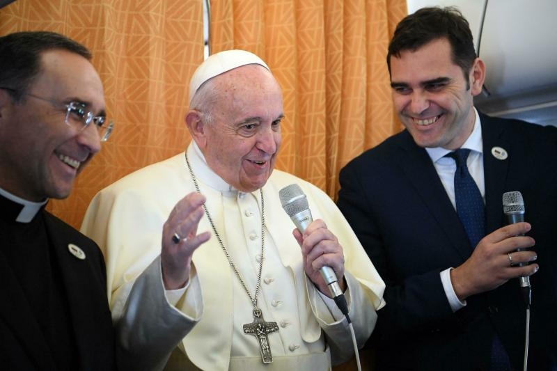 <p>05.05.2019, Bulgarien, Rakowski: Papst Franziskus kommt zu einem Treffen mit der katholischen Gemeinde der St. Erzengel Michael -Kirche. Der Pontifex besucht heute die katholische Gemeinde des Städtchens Rakowski, etwa 160 südöstlich von Sofia. Foto: Darko Vojinovic/AP/dpa +++ dpa-Bildfunk +++</p>