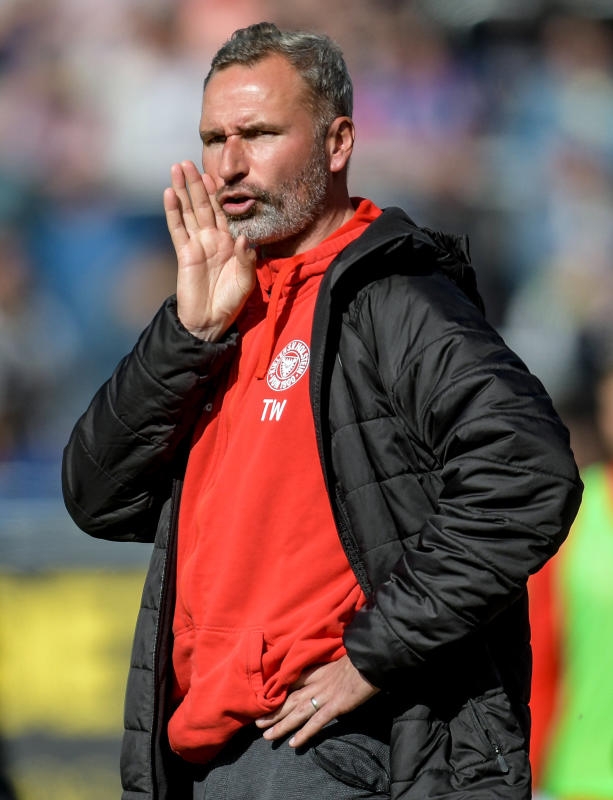 <p>ARCHIV - 12.05.2019, Schleswig-Holstein, Kiel: Fußball: 2. Bundesliga, Holstein Kiel - Dynamo Dresden, 33. Spieltag im Holstein-Stadion. Kiels damaliger Trainer Tim Walter coacht sein Team . (zu dpa: «Vertrag des neuen VfB-Trainers Walter gilt auch für die 2. Liga») Foto: Axel Heimken/dpa +++ dpa-Bildfunk +++</p>