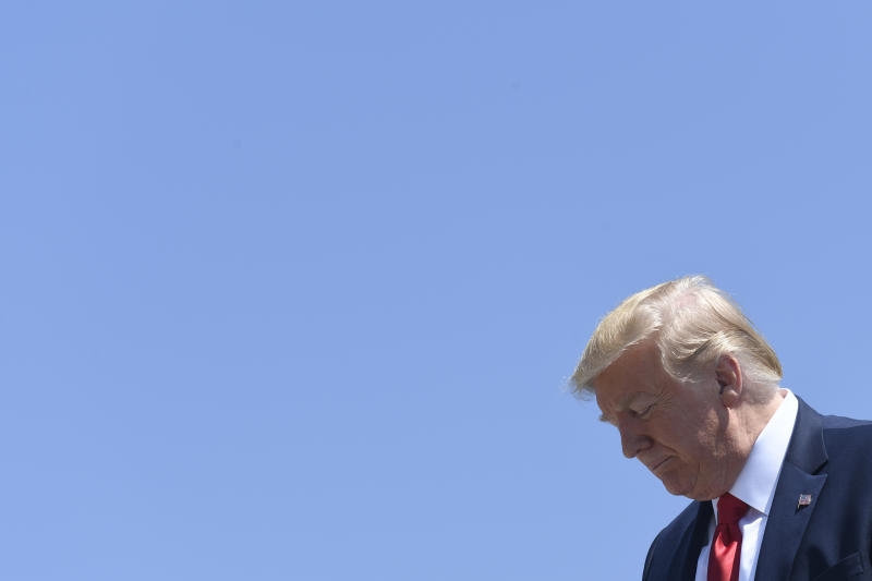 <p>09.08.2019, USA, Westhampton Beach: Donald Trump, Präsident der USA, verlässt sein Flugzeug bei einem Zwischenstopp für Wohltätigkeitsveranstaltungen in den Hamptons, bevor er in seinen jährlichen Augusturlaub aufbricht, den er in seinem Golfresort in New Jersey verbringt. Foto: Susan Walsh/AP/dpa +++ dpa-Bildfunk +++</p>