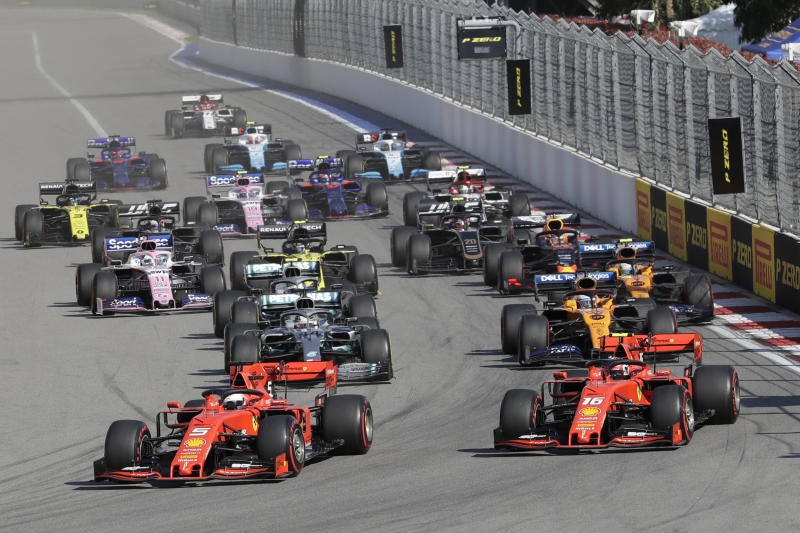 <p>29.09.2019, Russland, Sotschi: Motorsport: Formel-1-Weltmeisterschaft, Grand Prix von Russland, Rennen: Das Safety Car fährt Sebastian Vettel aus Deutschland vom Team Scuderia Ferrari und seinem Teamkollegen Charles Leclerc aus Monaco von Team Scuderia Ferrari. Foto: Luca Bruno/AP/dpa +++ dpa-Bildfunk +++</p>