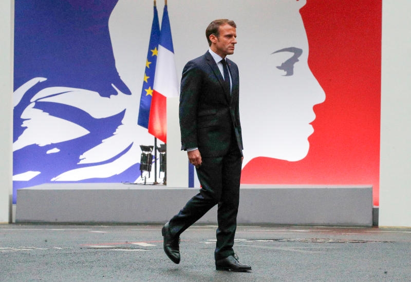 <p>08.10.2019, Frankreich, Paris: Polizeibeamte stehen im Innenhof des Pariser Polizeipräsidiums während einer Zeremonie in Gedenken an die vier Opfer der Messerattacke vor einem Denkmal mit der Aufschrift «A nos camarades - Victimes du devoir» (An unsere Kameraden - Opfer der Pflicht). Ein mutmaßlich radikalisierter Messerangreifer hatte vier Kollegen getötet, woraufhin er erschossen wurde. Foto: Francois Mori/AP/dpa +++ dpa-Bildfunk +++</p>