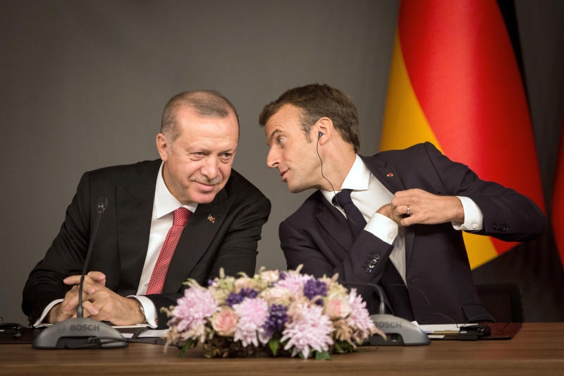 <p>ARCHIV - 27.10.2018, Türkei, Istanbul: Recep Tayyip Erdogan (l), Staatspräsident der Türkei, und Emmanuel Macron, Präsident von Frankreich, nehmen an einer Pressekonferenz im Anschluss an den Vier-Wege-Gipfel zur Zukunft Syriens teil. Kurz vor dem Jubiläumsgipfel der Nato in London spitzen sich Spannungen zwischen Bündnispartnern weiter zu. Der türkische Präsident Recep Tayyip Erdogan warf am Freitag dem französischen Präsidenten Emmanuel Macron vor, eine «kranke Ideologie» zu verfolgen, weil dieser die Nato als hirntot bezeichnet hatte. (zu dpa «Zoff vor Nato-Gipfel: Erdogan wirft Macron «kranke Ideologie» vor») Foto: Oliver Weiken/dpa +++ dpa-Bildfunk +++</p>