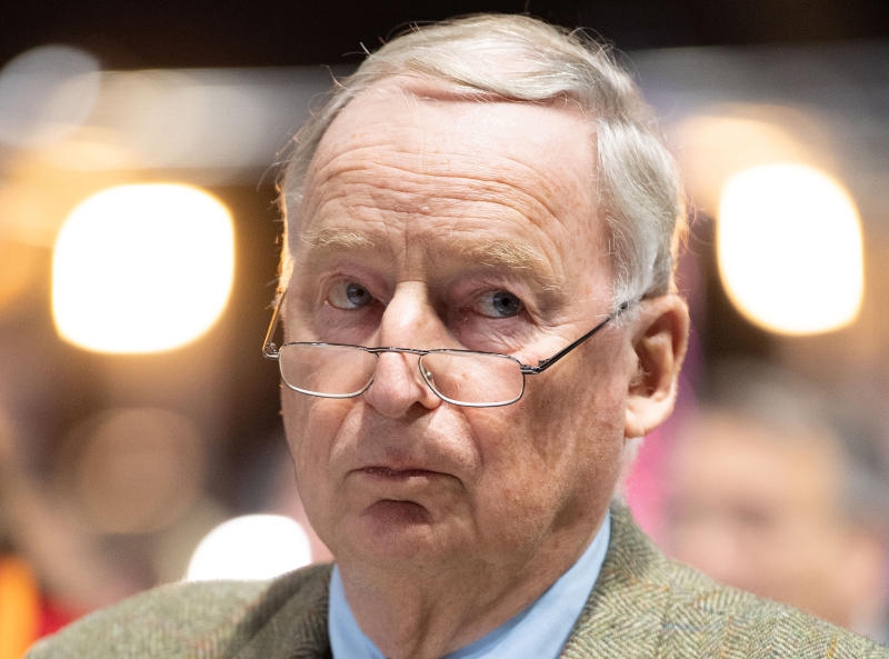<p>ARCHIV - 30.11.2019, Niedersachsen, Braunschweig: Alexander Gauland, AfD-Fraktionsvorsitzender, sitzt beim Parteitag der AfD. Der Bundestag hat die Immunität von Gauland aufgehoben. Foto: Sina Schuldt/dpa +++ dpa-Bildfunk +++</p>