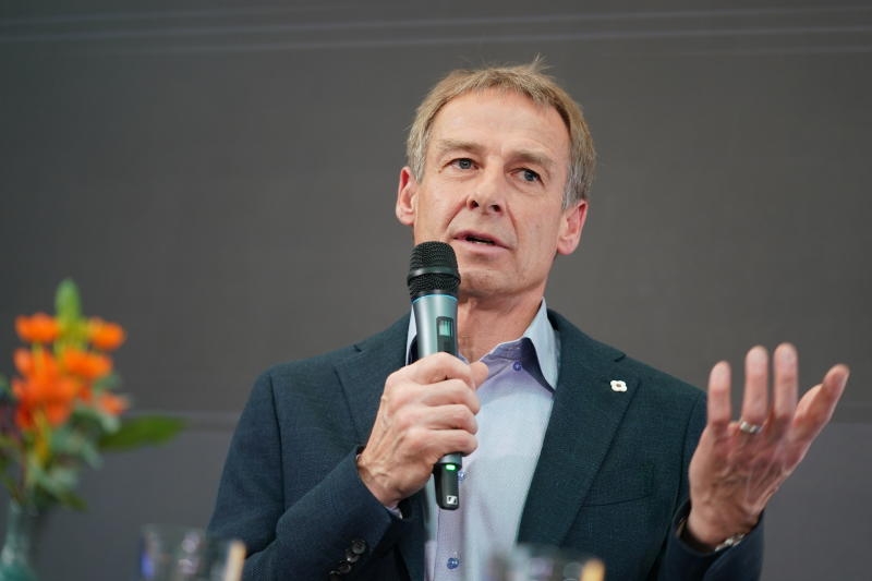 <p>ARCHIV - 30.11.2019, Berlin: Fußball: Bundesliga, Hertha BSC - Borussia Dortmund, 13. Spieltag, Olympiastadion. Cheftrainer Jürgen Klinsmann von Hertha BSC steht im Stadion. Nur elf Wochen hat Jürgen Klinsmann die Fußballer von Hertha BSC trainiert. Foto: Andreas Gora/dpa - Honorarfrei nur für Bezieher des Dienstes dpa-Nachrichten für Kinder +++ dpa-Nachrichten für Kinder +++</p>