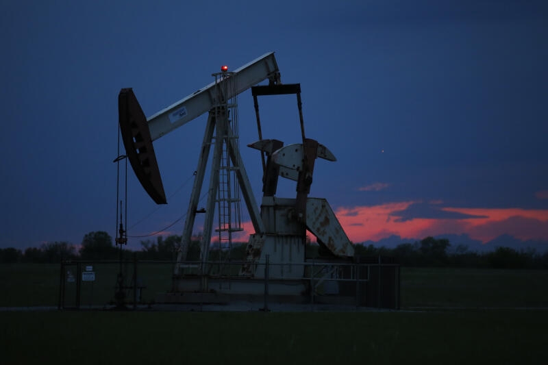 <p>21.04.2020, USA, Oklahoma City: Ein Pumpe arbeitet bei Sonnenuntergang in einem Ölfeld. Foto: Sue Ogrocki/AP/dpa +++ dpa-Bildfunk +++</p>