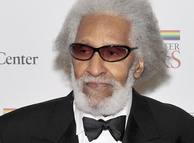 <p>ARCHIV - 03.12.2011, USA, Washington: Saxofon-Genie Sonny Rollins kommt zum Artist's Dinner das zu Ehren der Empfänger der Preise des Kennedy Centers ausgerichtet wird. Sonny Rollins gilt als Saxofon-Genie. Der Musiker spielte mit allen Jazz-Legenden und legte dann eine gefeierte Solo-Karriere hin. Krankheiten zwangen ihn in den Ruhestand - zum 90. Geburtstag am 7. September 2020 bezeichnet sich Rollins aber als «so zufrieden wie nie zuvor». (zu dpa "Jazz-Improvisationsgenie im Ruhestand: Sonny Rollins wird 90") Foto: picture alliance / dpa +++ dpa-Bildfunk +++</p>