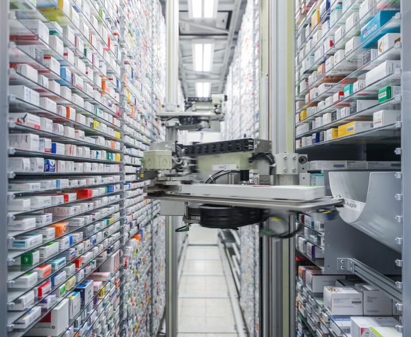 <p>ARCHIV - 31.03.2020, Sachsen, Leipzig: Blick in das automatisierte Medikamentenlager einer Apotheke. Die Corona-Pandemie könnte zum Risiko für die ausreichende Lieferung von Medikamenten und Impfstoffen werden. Ärzte, Apotheker und Hersteller erklären, wie man gegensteuert. (zu dpa «Corona-Effekt: Lieferengpässe für Medikamente möglich») Foto: Jan Woitas/dpa-Zentralbild/dpa +++ dpa-Bildfunk +++</p>