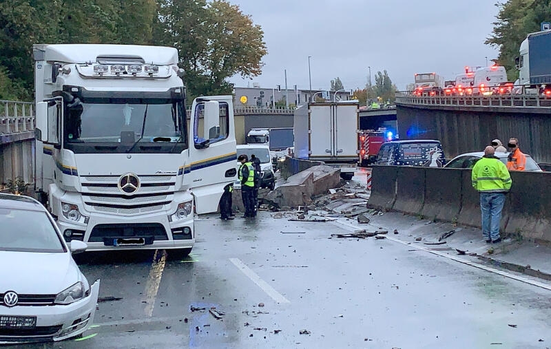 <p>Ein Lastwagen steht neben einer durchbrochenen Mittelschutzplanke.</p>