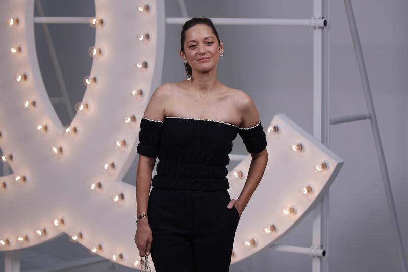 <p>06.10.2020, Frankreich, Paris: Marion Cotillard, Schauspielerin aus Frankreich, kommt zur Präsentation der Chanel-Kollektion für Frühjahr-Sommer 2021. Foto: Francois Mori/AP/dpa +++ dpa-Bildfunk +++</p>