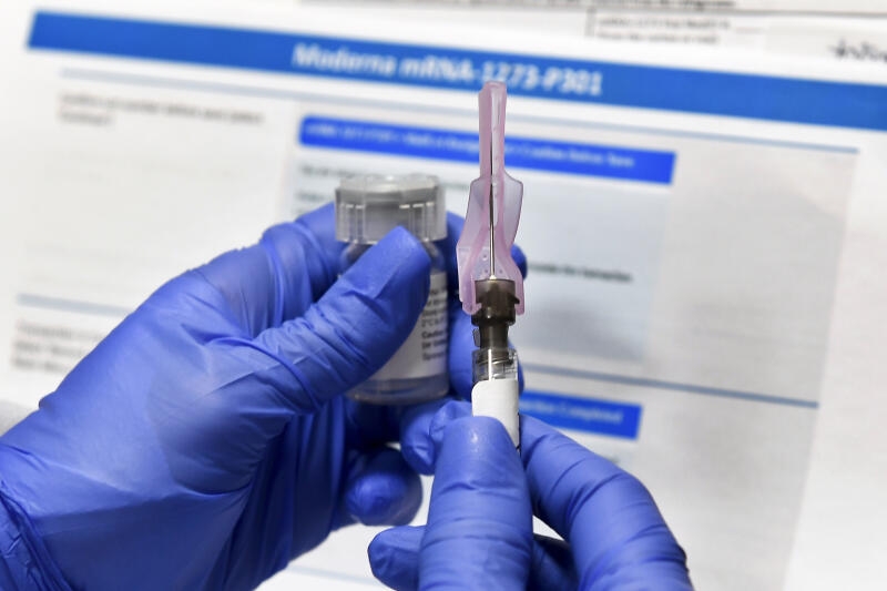 <p>ARCHIV - 27.07.2020, USA, Binghamton: Eine Krankenschwester bereitet eine Spritze mit einem potenziellen Impfstoff der US-Biotech-Firma Moderna gegen Covid-19 vor. Der US-Pharmakonzern Moderna will als erstes Unternehmen die Zulassung für einen Corona-Impfstoff in der EU beantragen. (zu dpa «Moderna will Zulassung für Corona-Impfstoff in EU beantragen») Foto: Hans Pennink/AP/dpa +++ dpa-Bildfunk +++</p>